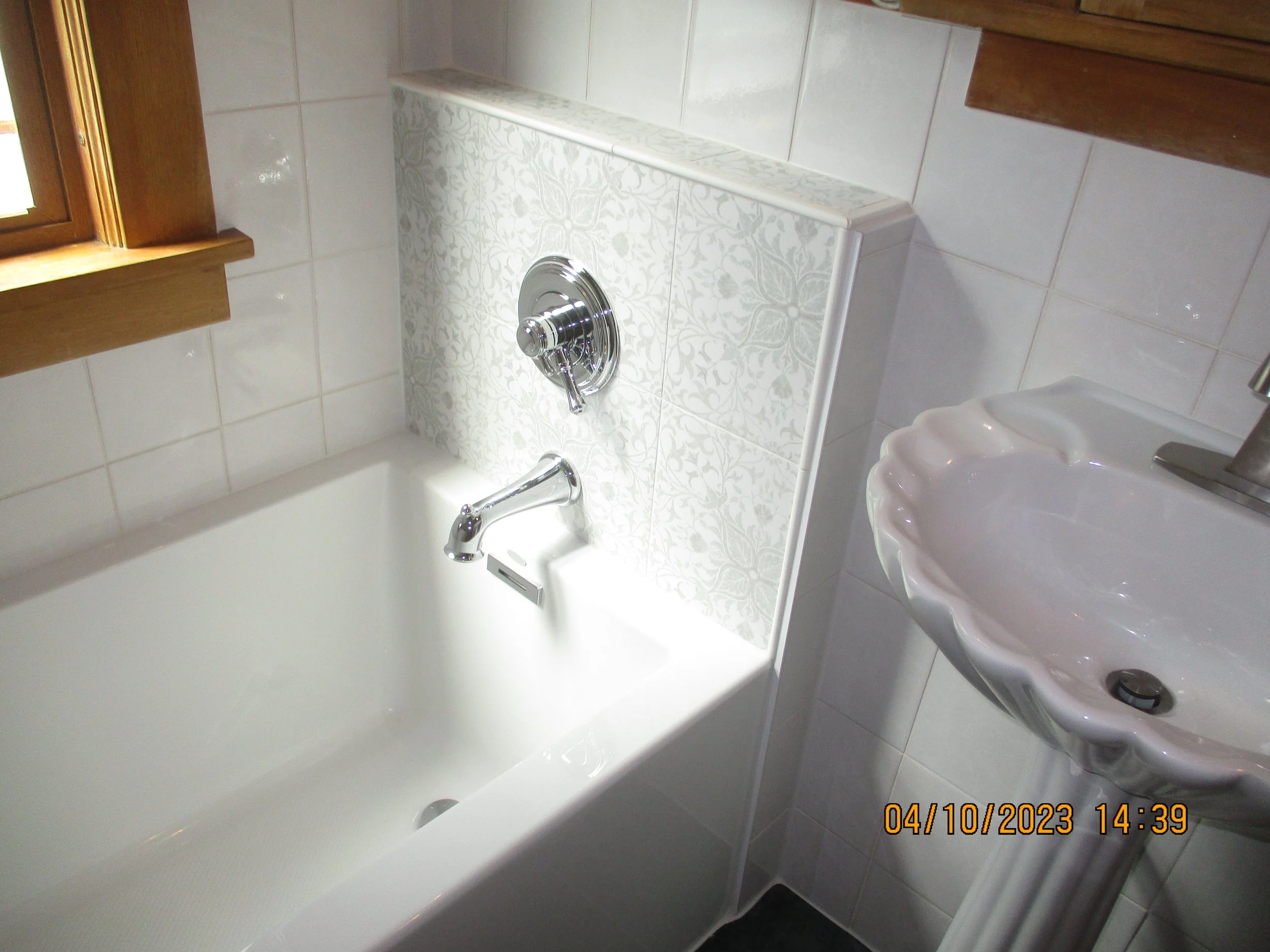 AFTER: New 2020's style, alcove tub and decorative tile
