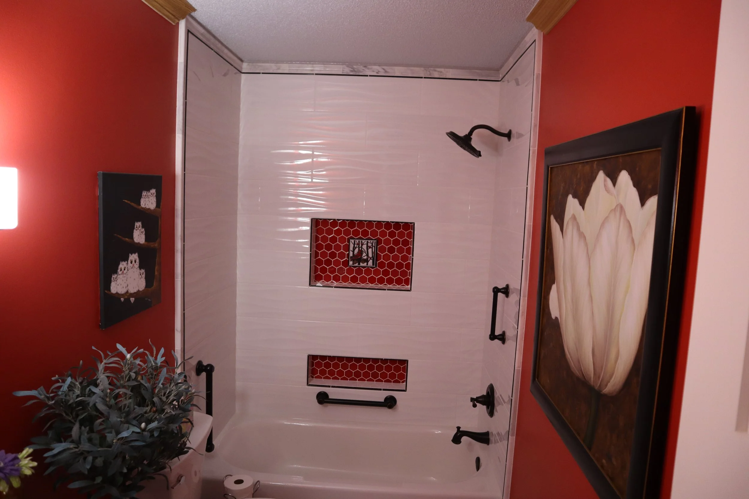 New: Tub area with embossed wall tile with connecting veins & 2 recessed niches