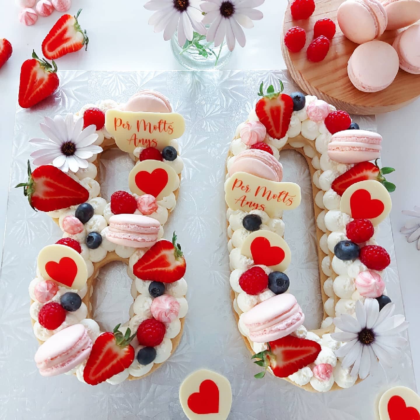 Aquest past&iacute;s en forma de n&uacute;mero ens el van demanar fa uns dies per celebrar un aniversari molt especial!!! ⁠
⁠
Aquests #cookiecakes s&oacute;n tan acolorits i frescos que s&oacute;n perfectes per les celebracions de primavera i els pod