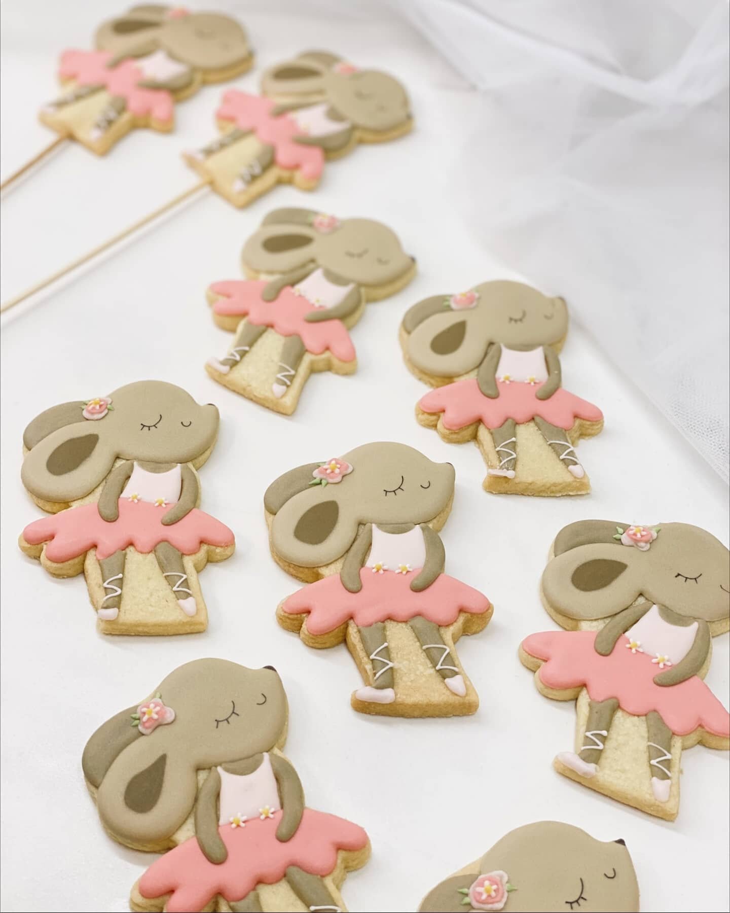 Qu&egrave; us semblen aquestes ratetes? A nosaltres ens han robar el ❤!!!

Enc&agrave;rrec demanat i produ&iuml;t per a @sweetdreamspastisseria 

#galetesdecorades #rateta #galetespersonalizades #beescuits #mousecookies #micecookies #royalicingcookie