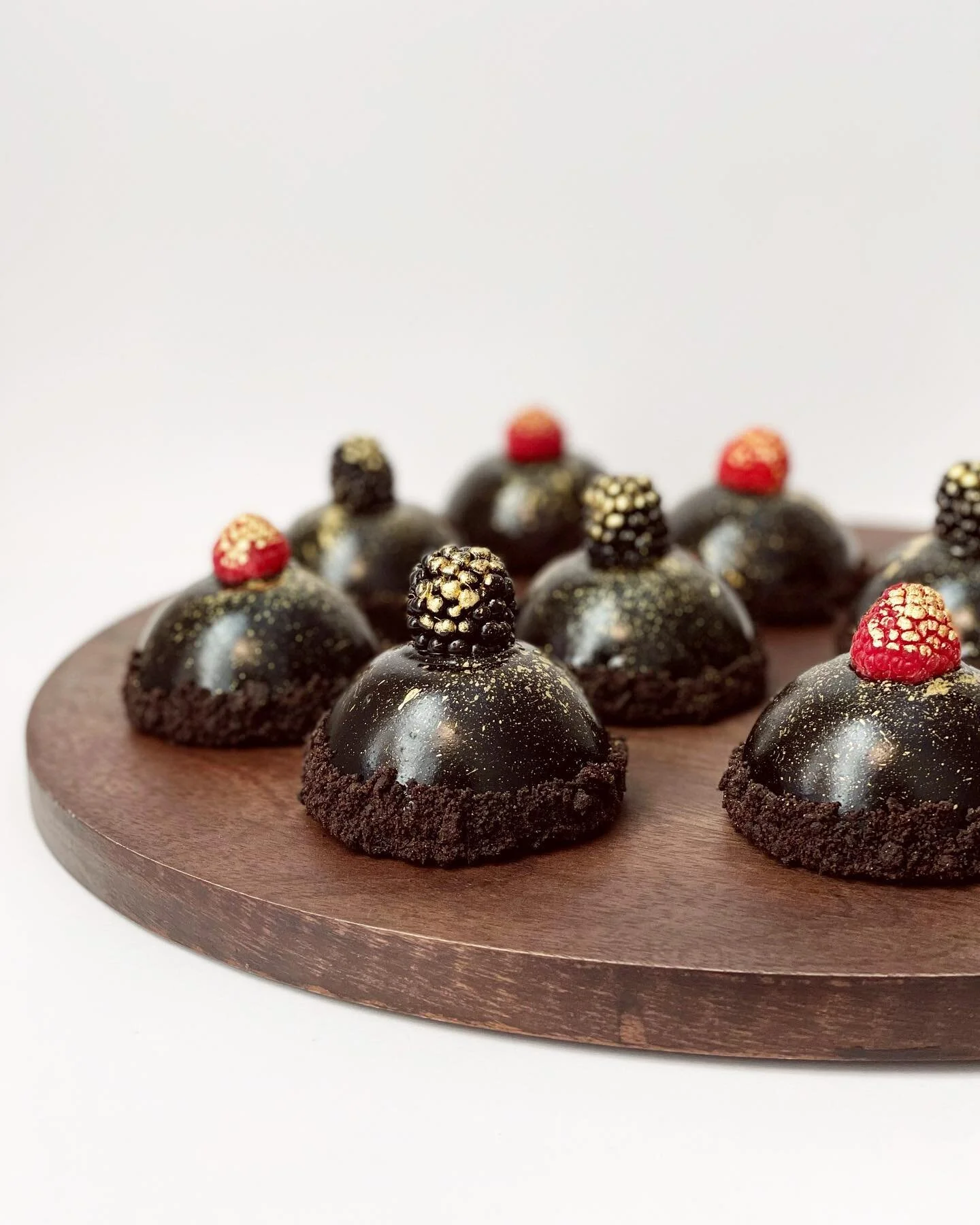 Finally got around to trying mirror glaze and happy to report that it&rsquo;s just as tasty and satisfying to pour as it looks. These Chocolate Mousse Dome Tarts sit on rounds of chocolate p&acirc;t&eacute; sucr&eacute;e, filled with luxurious chocol