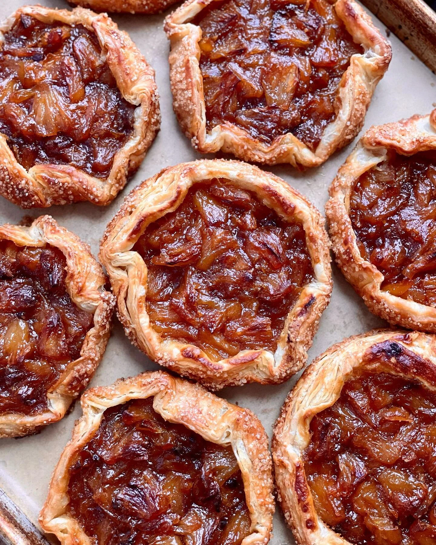 Baking with tropical flavors can add some much-needed sunshine on a cloudy winter day. Aloha to these caramelized pineapple mini galettes! 🌞🍍✨
The robust depth of flavor from a deep caramelization and a pinch of cinnamon make the luxuriously jammy 