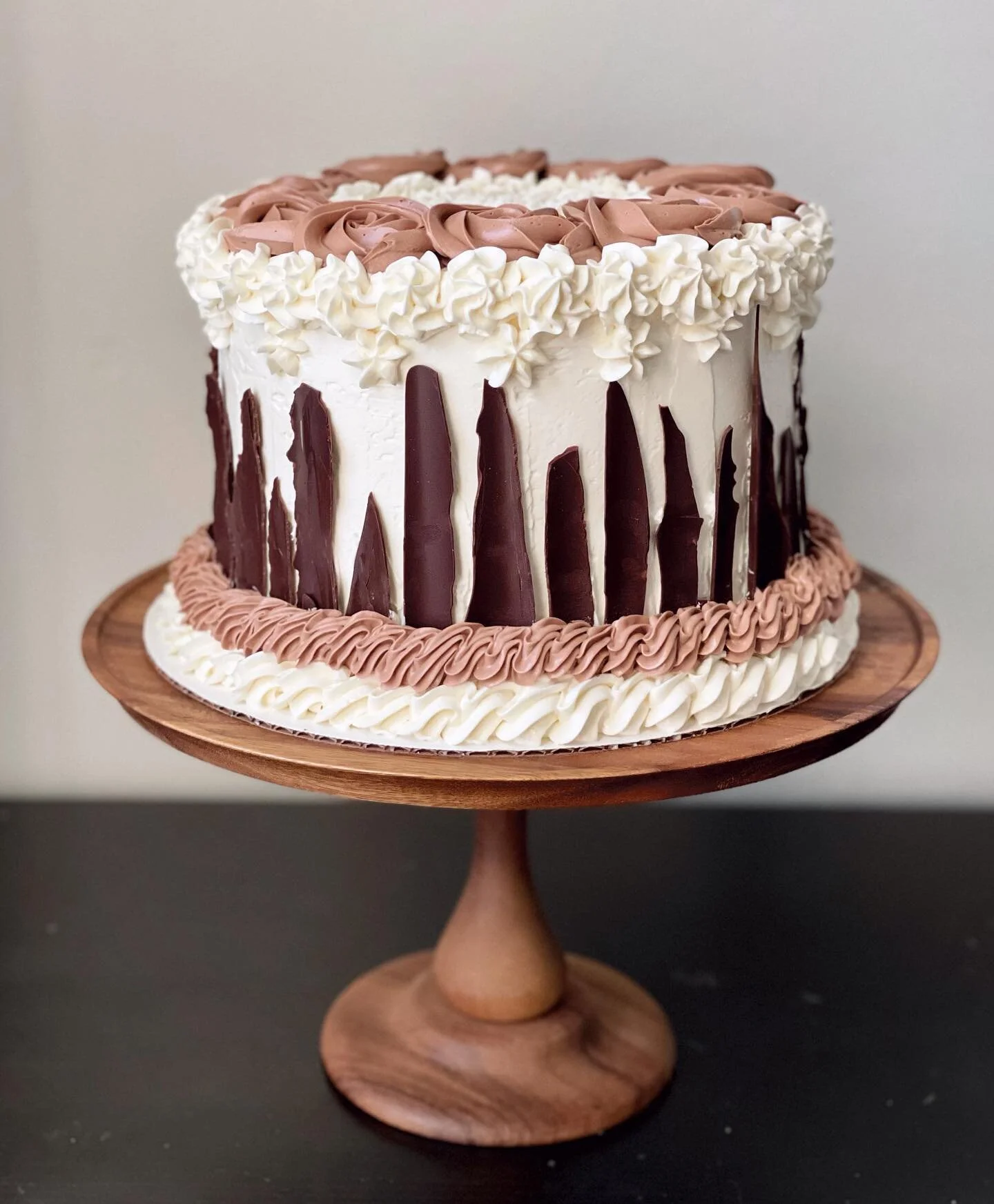 Rustic meets elegance in this deep chocolate cake filled with strawberry compote and a rich chocolate cremeux. Decorated with dark chocolate shards and chocolate and vanilla Swiss meringue buttercream. 🍓🍫
.
.
.
#chocolatecake #cakedecorating #cake 