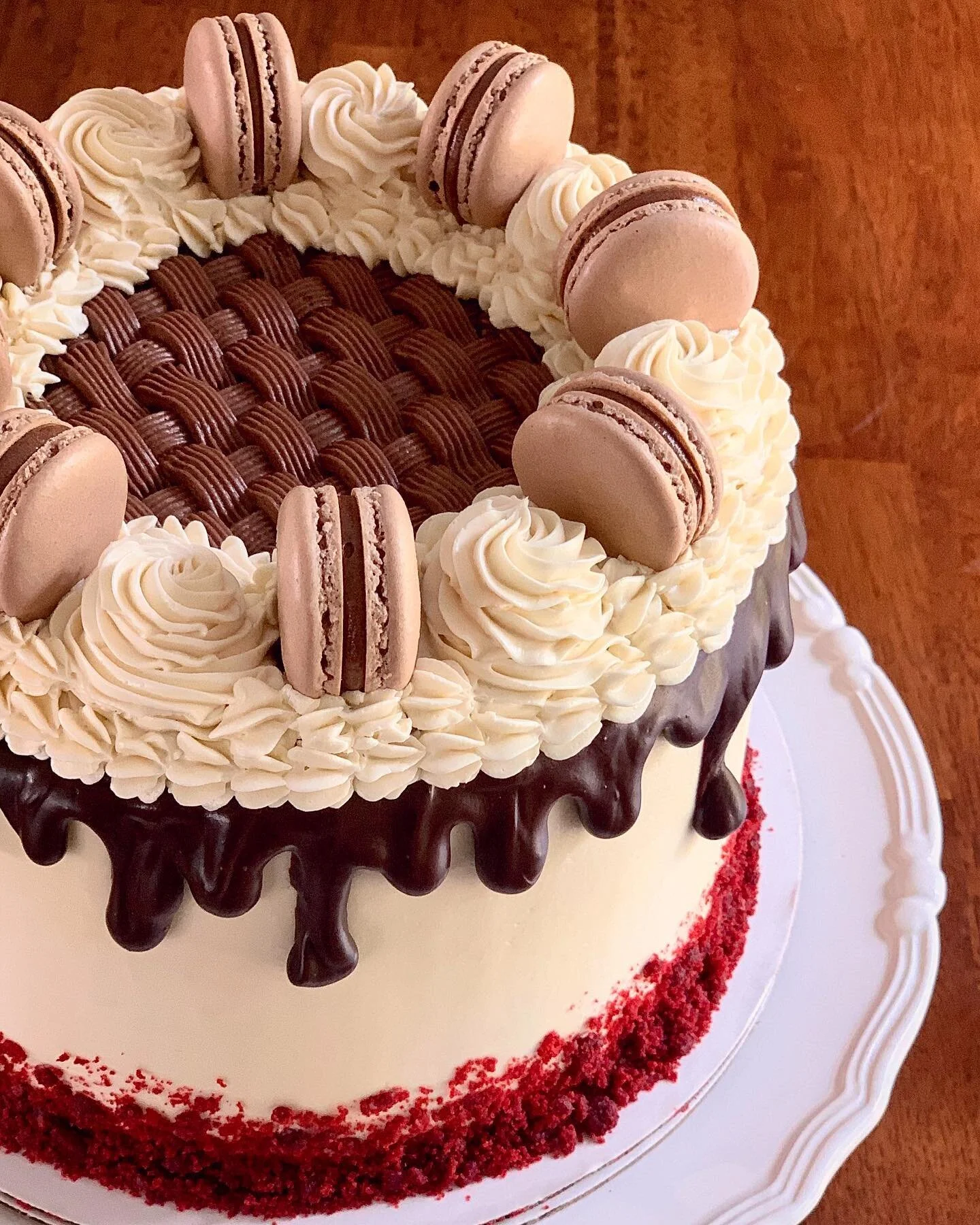 Red velvet cake with chocolate macarons, vanilla Swiss meringue buttercream, chocolate cream cheese frosting, and dark chocolate ganache. 🍰❤️
.
.
.
#cake #cakes #piping #macarons #redvelvet #redvelvetcake #baking