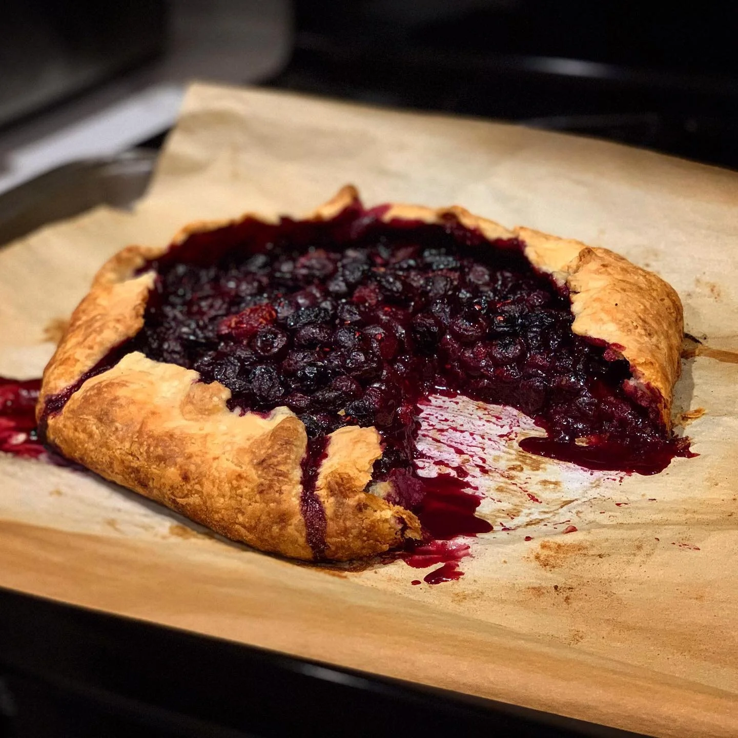 The smell of baking berries does wonders for lifting the spirits. 🥧
.
.
.
#baking #pie #galette #blueberry #blueberries