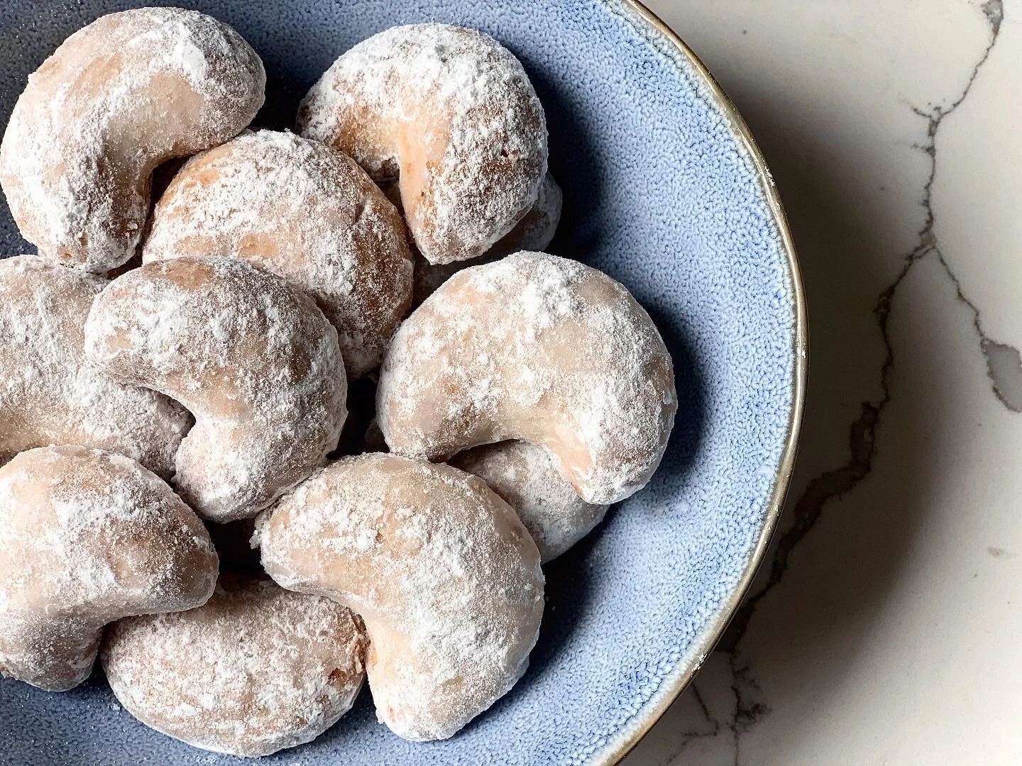 Crescent Cookies with almond flour and chopped walnuts. 🌙 Melt in your mouth, toasty, nutty, crumbly goodness.
.
.
.
#cookies #cookie #baking