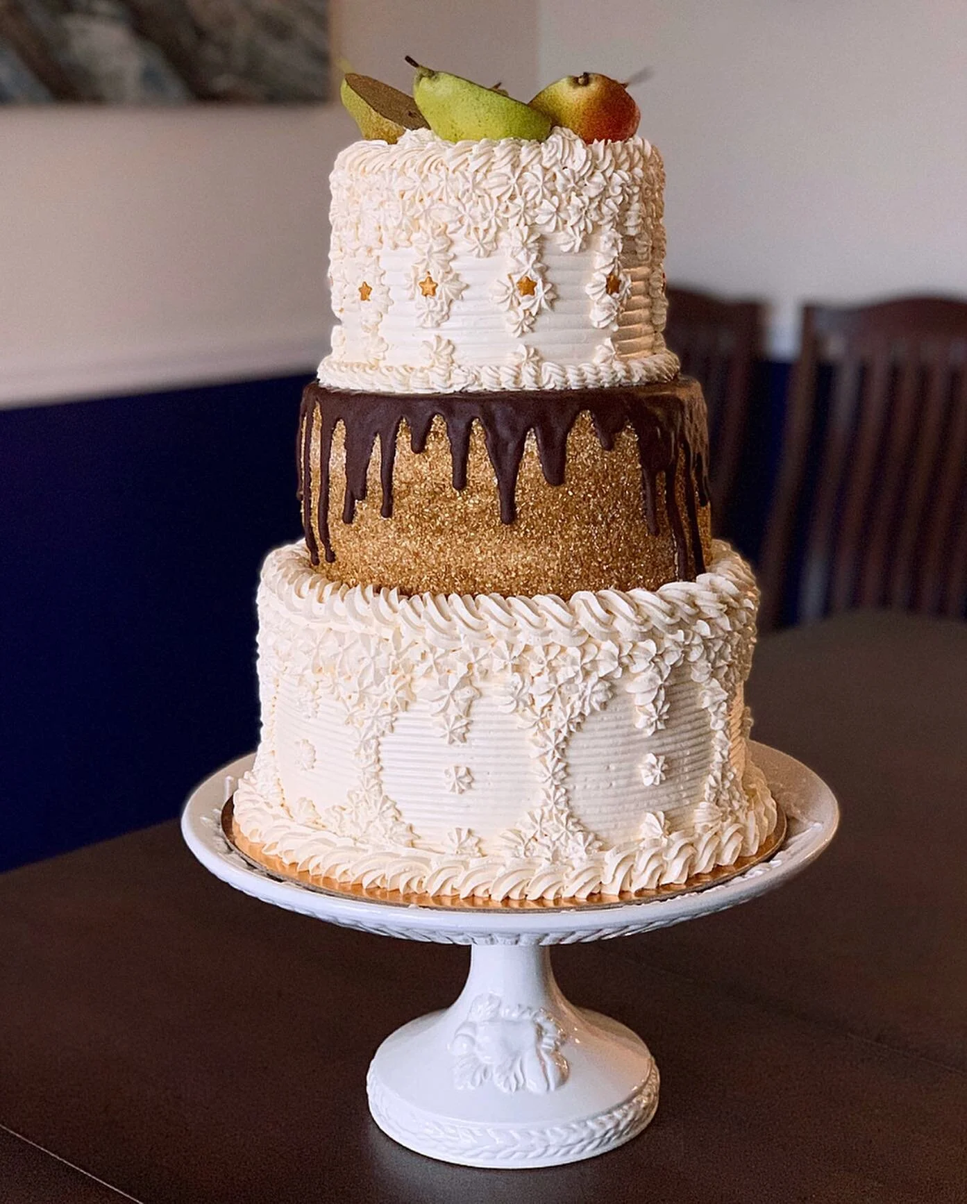 Three-tiered Poached Pear Vanilla Cake 🍐🍰✨
Cake: Total 10 layers of vanilla sponge 
Filling: 14 Poached pears (poached with white wine, cinnamon, honey and orange blossom syrup) 
Buttercream: Vanilla Swiss meringue flavored with poaching liquid red