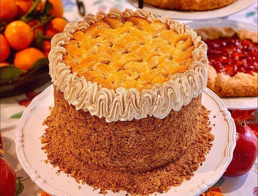 Caramel Apple Pie Cake. 🍎🥧🍰✨
Three layers of spiced vanilla sponge, filled with caramel and stewed apple pie filling, covered in caramel Swiss meringue buttercream and streusel crumbs, topped with a pie crust lattice. Psst! There are braids in the