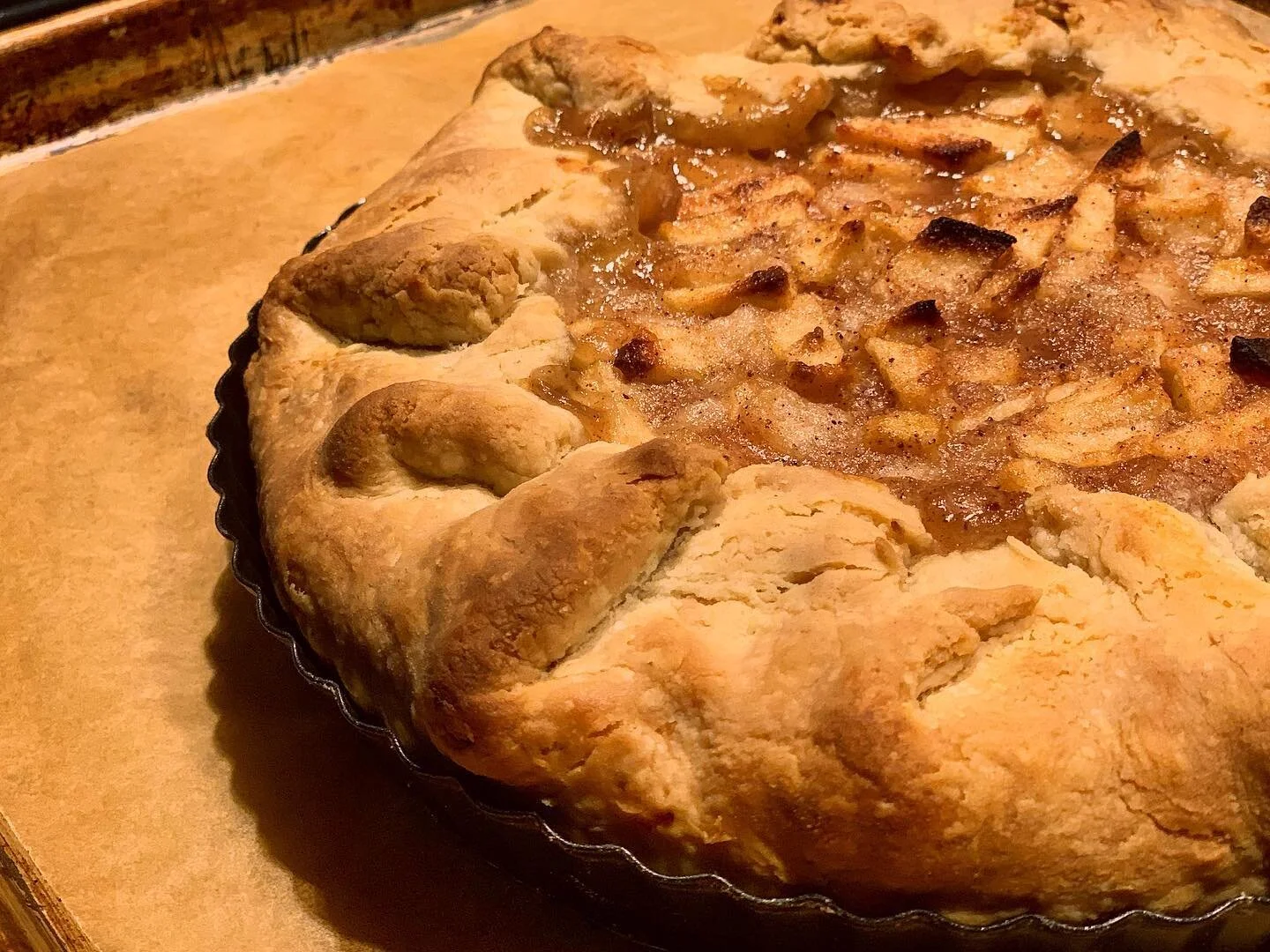 Making the apartment smell heavenly is one of the great perks of baking. I chopped up some spare winesap apples with pears and warm spices. It turned out to be too much filling for a galette so I baked it in a tart pan to hold it all in! 🍎🍐🥧
.
.
.