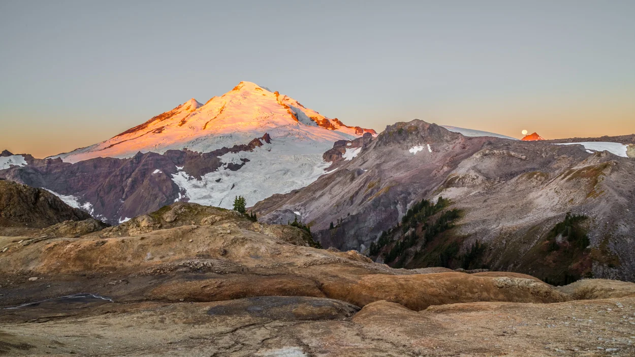 Sunrise, moonset