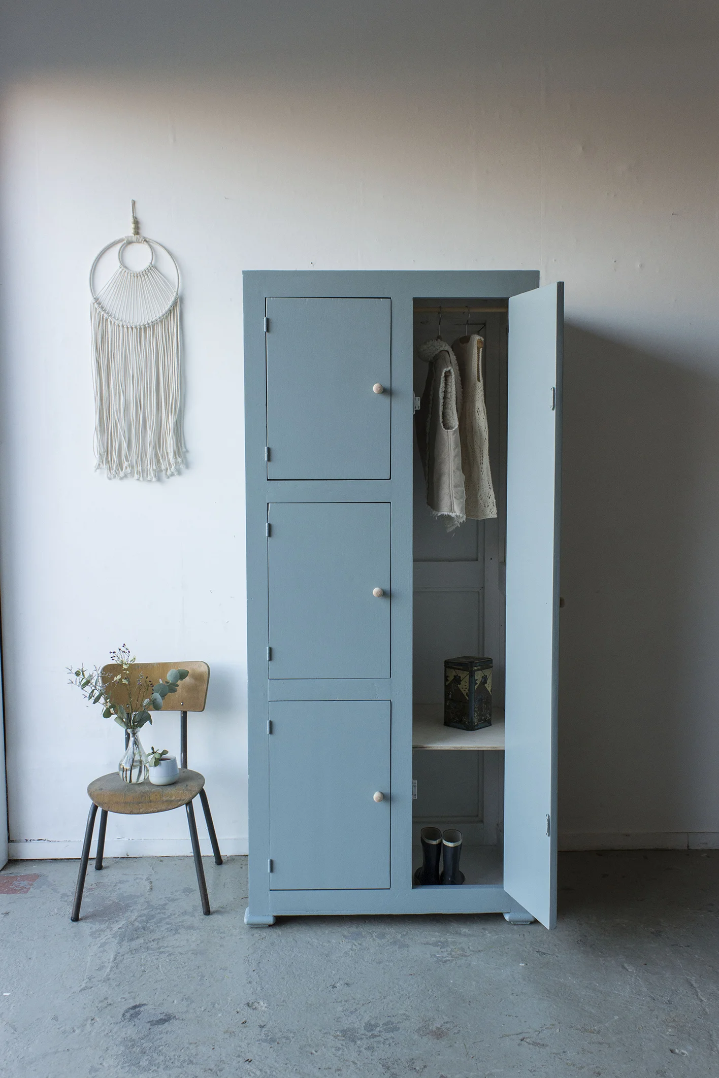 1441 Grijsblauwe Vintage Kledingkast Firma Zoethout