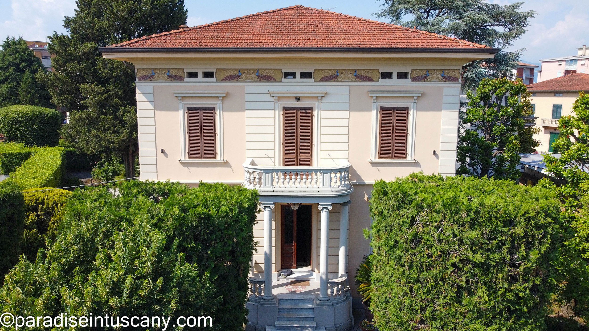 Amazing villa in Liberty Style just a few hundred meters from the walls of the magic town of Lucca.