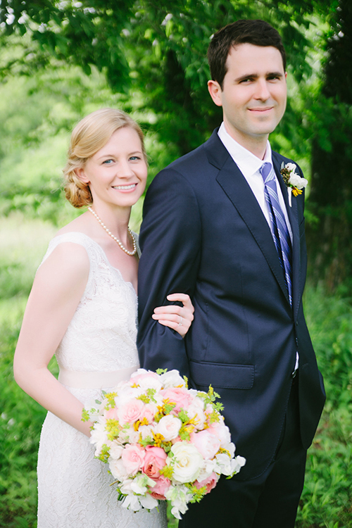 Flowers by Cincinnati wedding florist Floral Verde LLC. Photo by Eleven:11 Photography Studio. Ceremony and reception at The Little Red Schoolhouse, Indian Hill, Ohio.