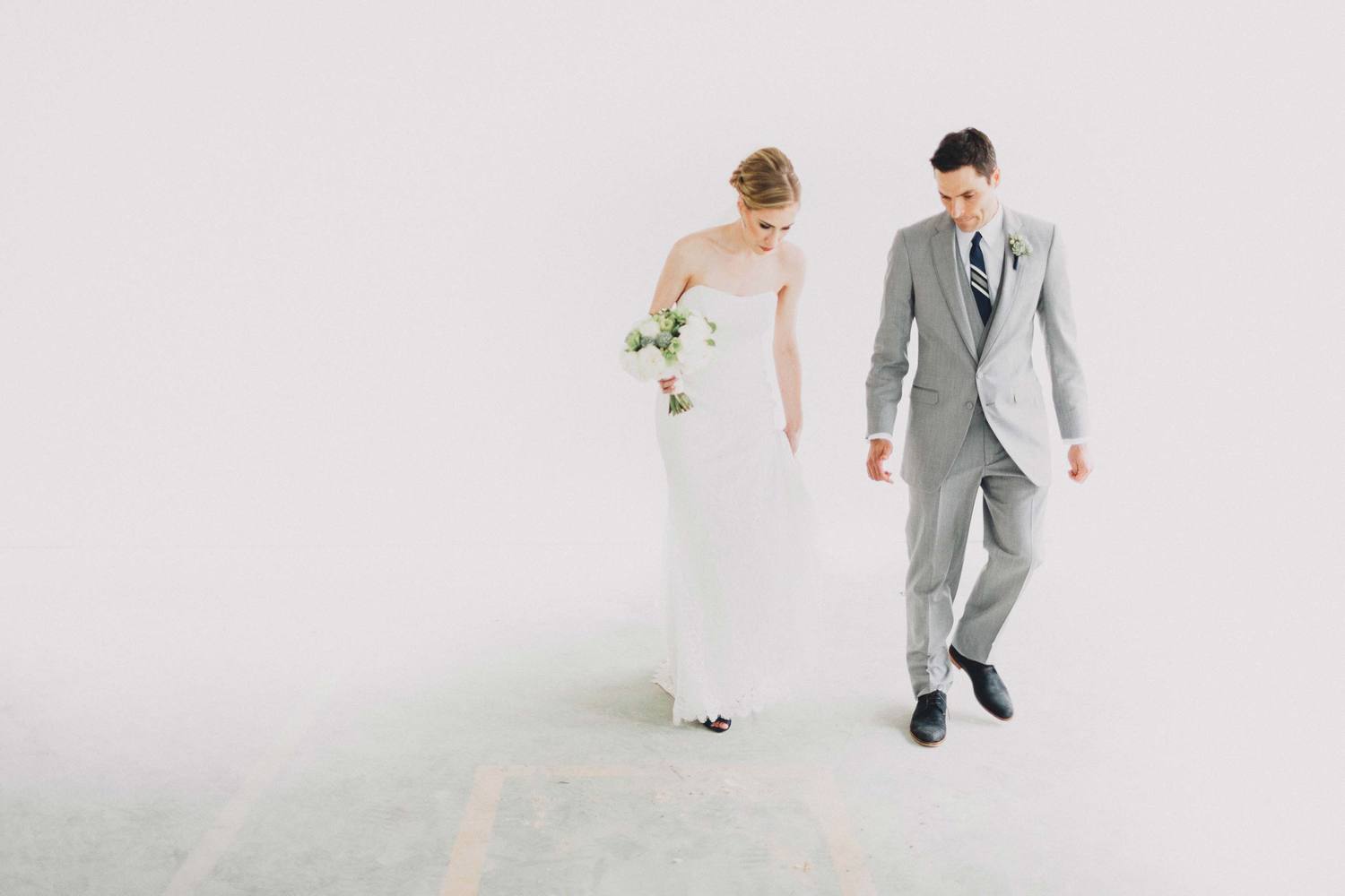 Flowers by Cincinnati wedding florist Floral Verde. Photography by The Brauns. ADC Gallery, Cincinnati, OH.