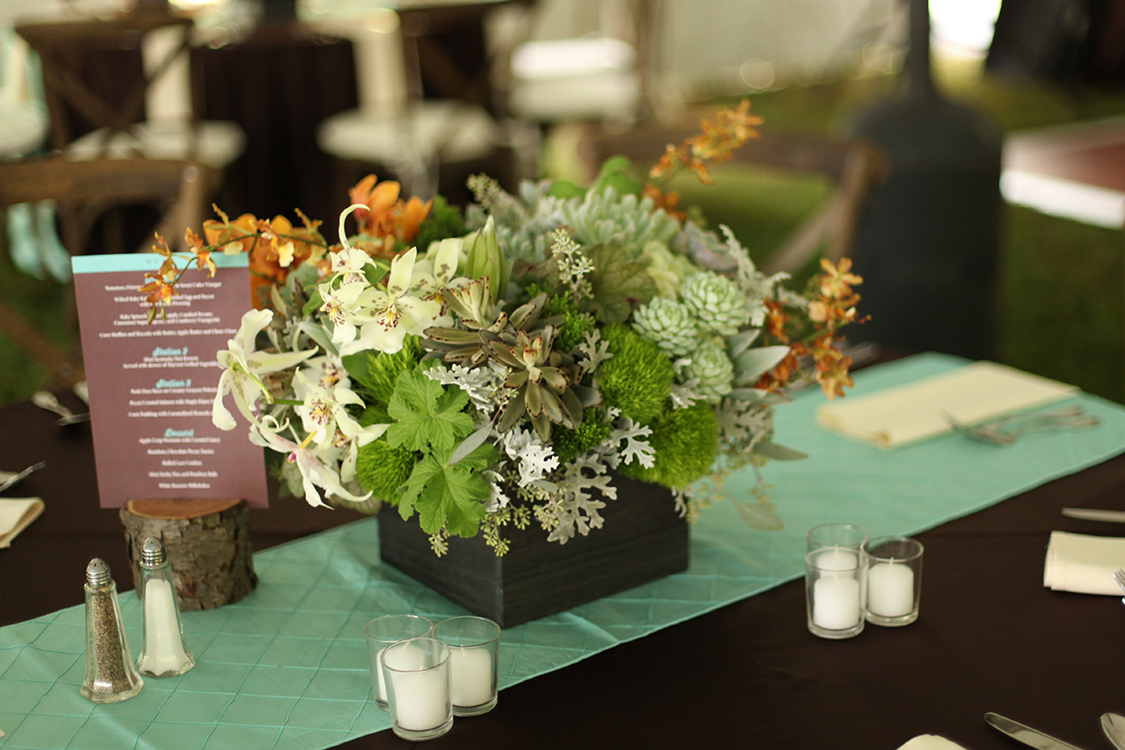 Flowers by Cincinnati wedding florist Floral Verde LLC. Reception at Private Residence, Batesville, Indiana