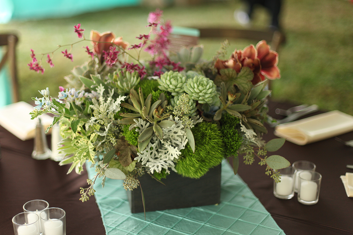 Flowers by Cincinnati wedding florist Floral Verde LLC. Reception at Private Residence, Batesville, Indiana.