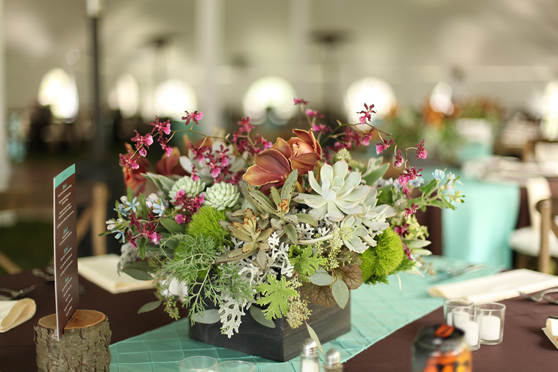 Flowers by Cincinnati wedding florist Floral Verde LLC. Reception at Private Residence, Batesville, Indiana.