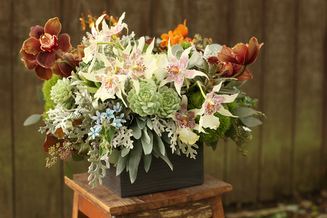 Flowers by Cincinnati wedding florist Floral Verde LLC. Reception at Private Residence, Batesville, Indiana.