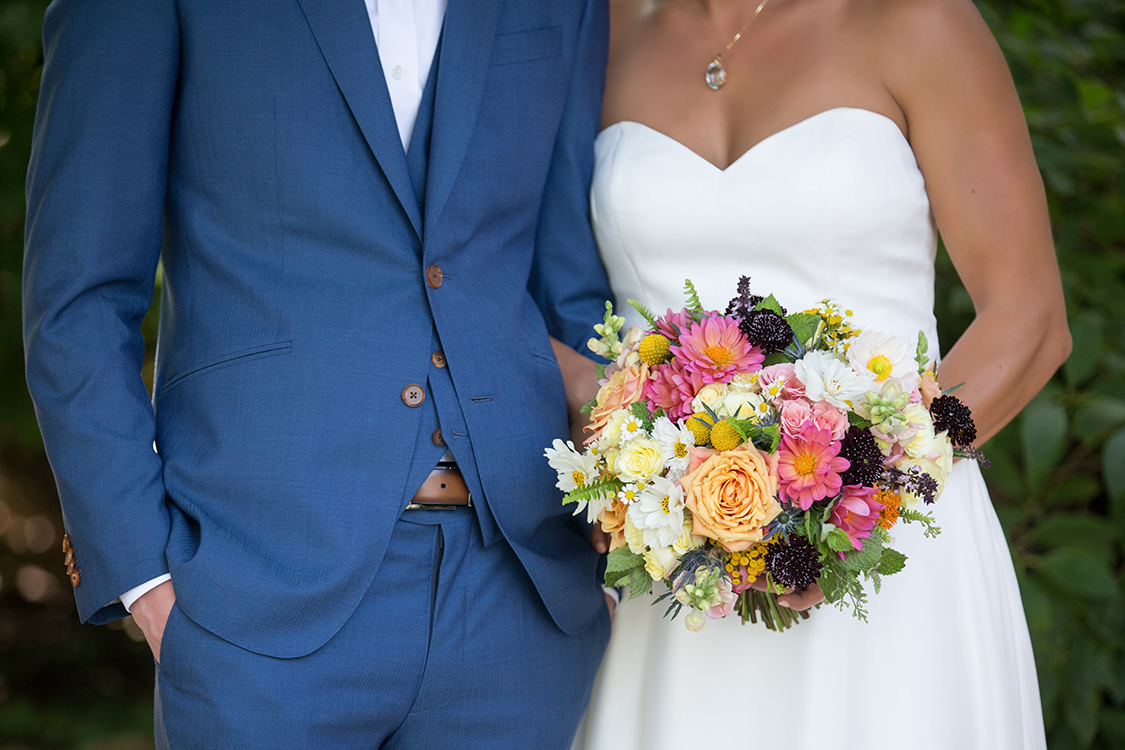 Wedding at the Inn at Oneonta, Melbourne, Kentucky. Flowers by Cincinnati wedding florist Floral Verde LLC. Photo by Ben Elsass Photography.