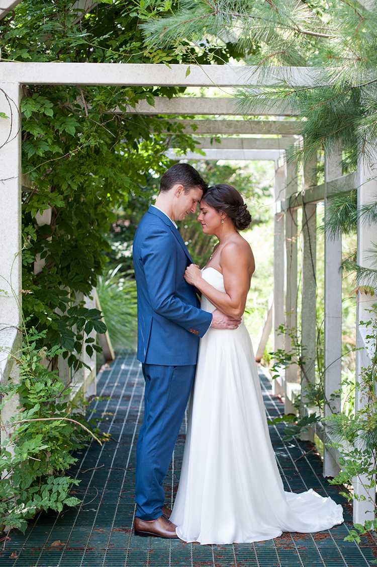 Wedding at the Inn at Oneonta, Melbourne, Kentucky. Flowers by Cincinnati wedding florist Floral Verde LLC. Photo by Ben Elsass Photography.