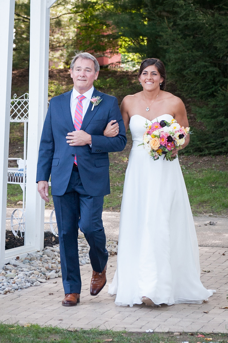 Wedding at the Inn at Oneonta, Melbourne, Kentucky. Flowers by Cincinnati wedding florist Floral Verde LLC. Photo by Ben Elsass Photography.