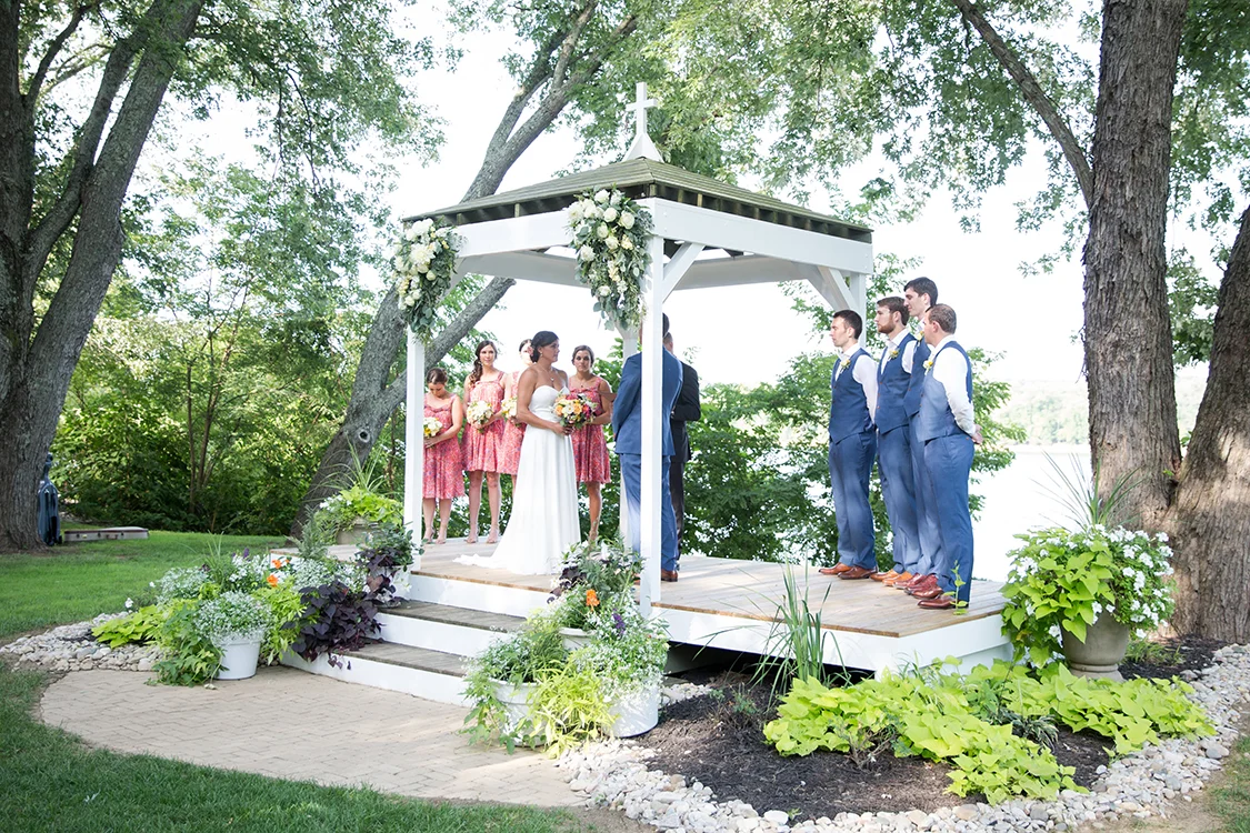 Wedding at the Inn at Oneonta, Melbourne, Kentucky. Flowers by Cincinnati wedding florist Floral Verde LLC. Photo by Ben Elsass Photography.