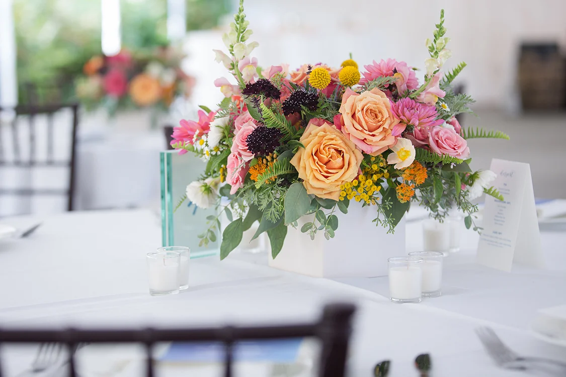 Wedding centerpieces at the Inn at Oneonta, Melbourne, Kentucky. Flowers by Cincinnati wedding florist Floral Verde LLC. Photo by Ben Elsass Photography.