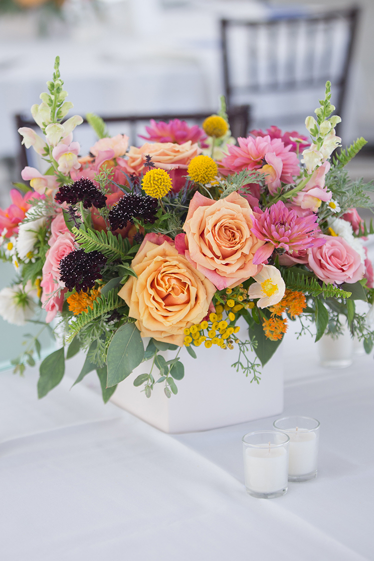 Wedding centerpieces at the Inn at Oneonta, Melbourne, Kentucky. Flowers by Cincinnati wedding florist Floral Verde LLC. Photo by Ben Elsass Photography.