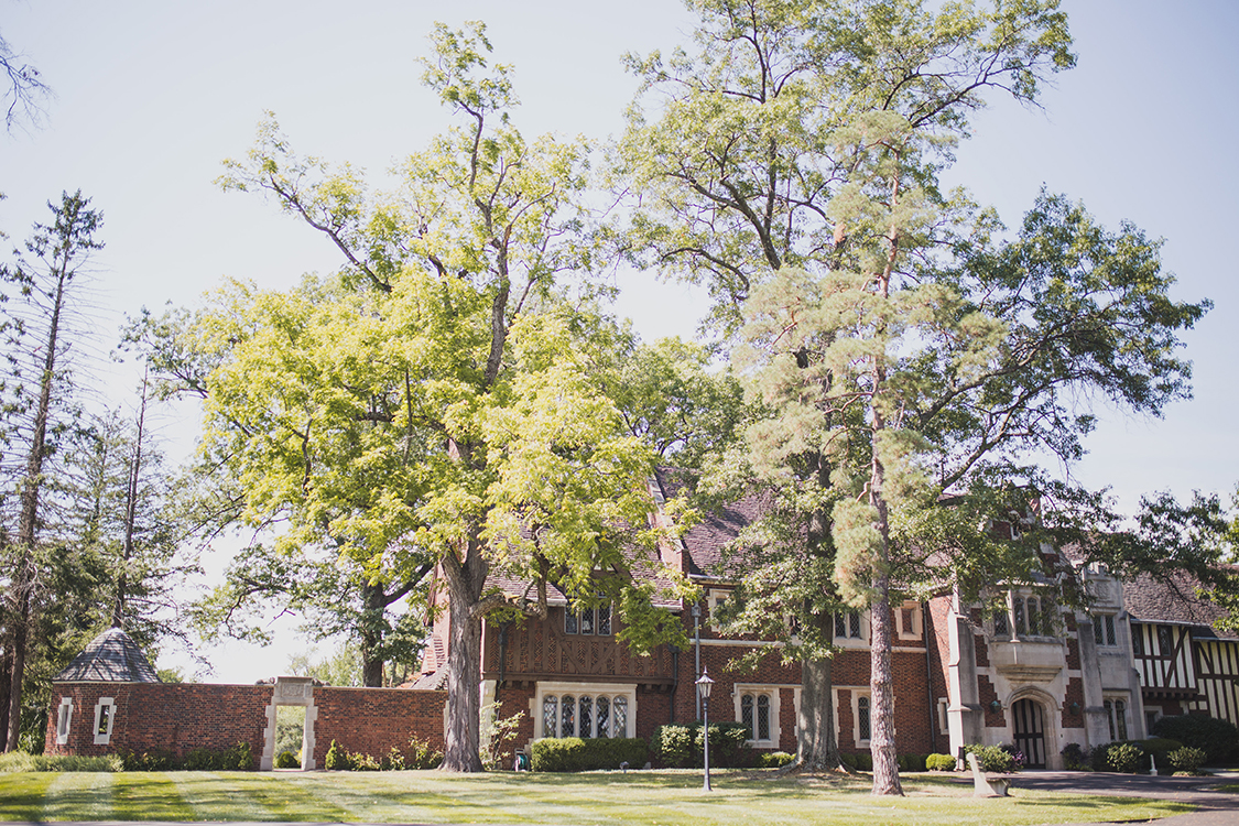 Wedding at Pinecroft Mansion, Cincinnati, Ohio. Flowers by Floral Verde LLC. Photo by Carly Short Photography.