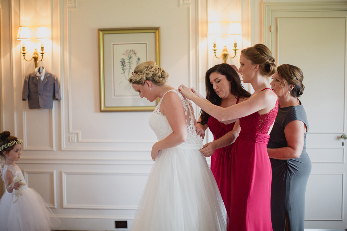 Bride getting ready at Pinecroft Mansion, Cincinnati, Ohio. Flowers by Floral Verde LLC. Photo by Carly Short Photography.