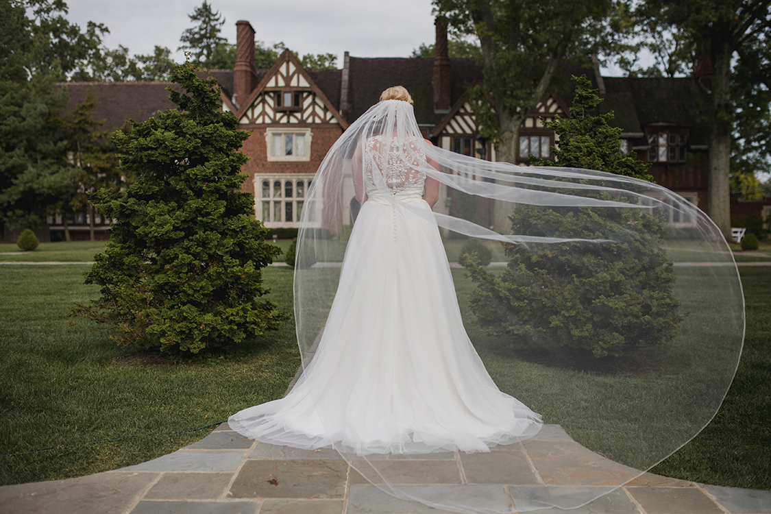 Bride at Pinecroft Mansion, Cincinnati, Ohio. Flowers by Floral Verde LLC. Photo by Carly Short Photography.