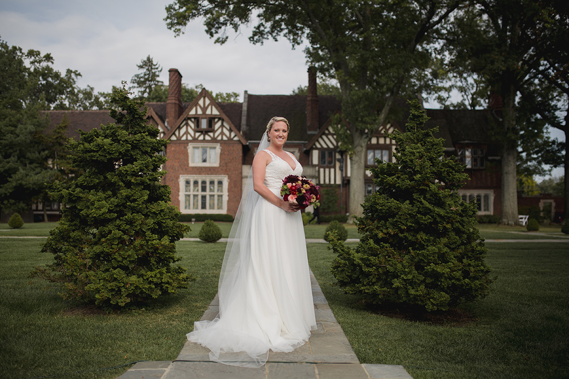 Bride at Pinecroft Mansion, Cincinnati, Ohio. Flowers by Floral Verde LLC. Photo by Carly Short Photography.