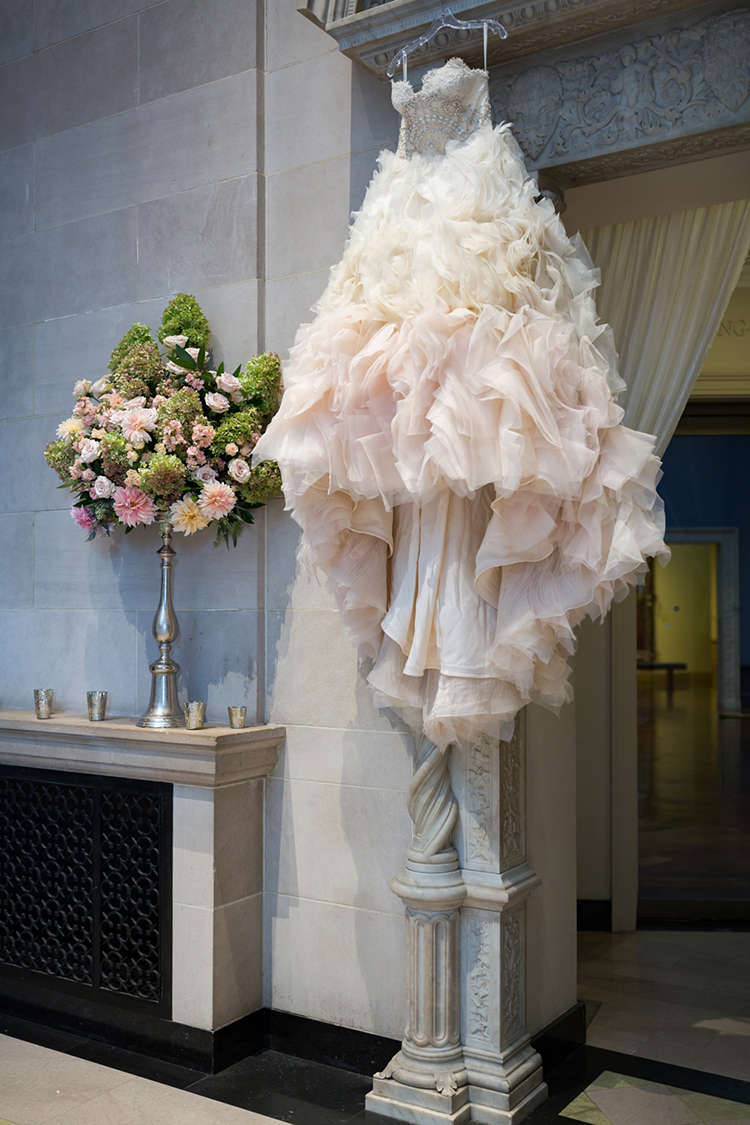 Wedding at The Dayton Art Institute, Dayton, Ohio. Flowers by Floral Verde LLC. Photo by Maxim Photo Studio.