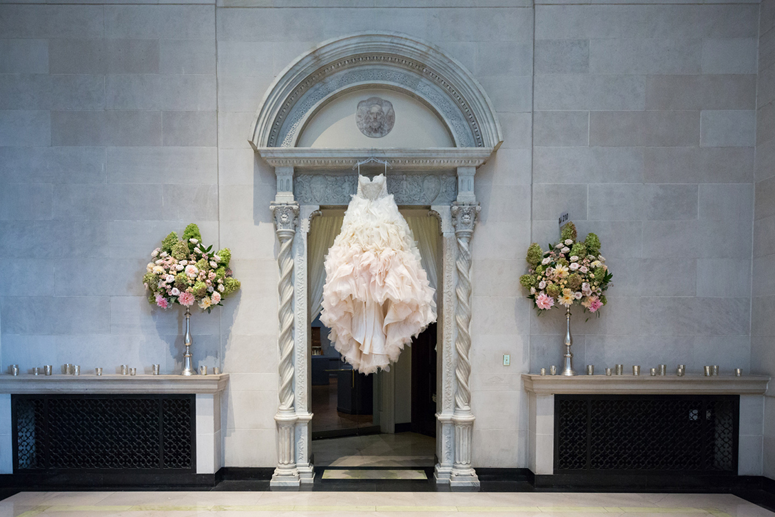 Wedding at The Dayton Art Institute, Dayton, Ohio. Flowers by Floral Verde LLC. Photo by Maxim Photo Studio.