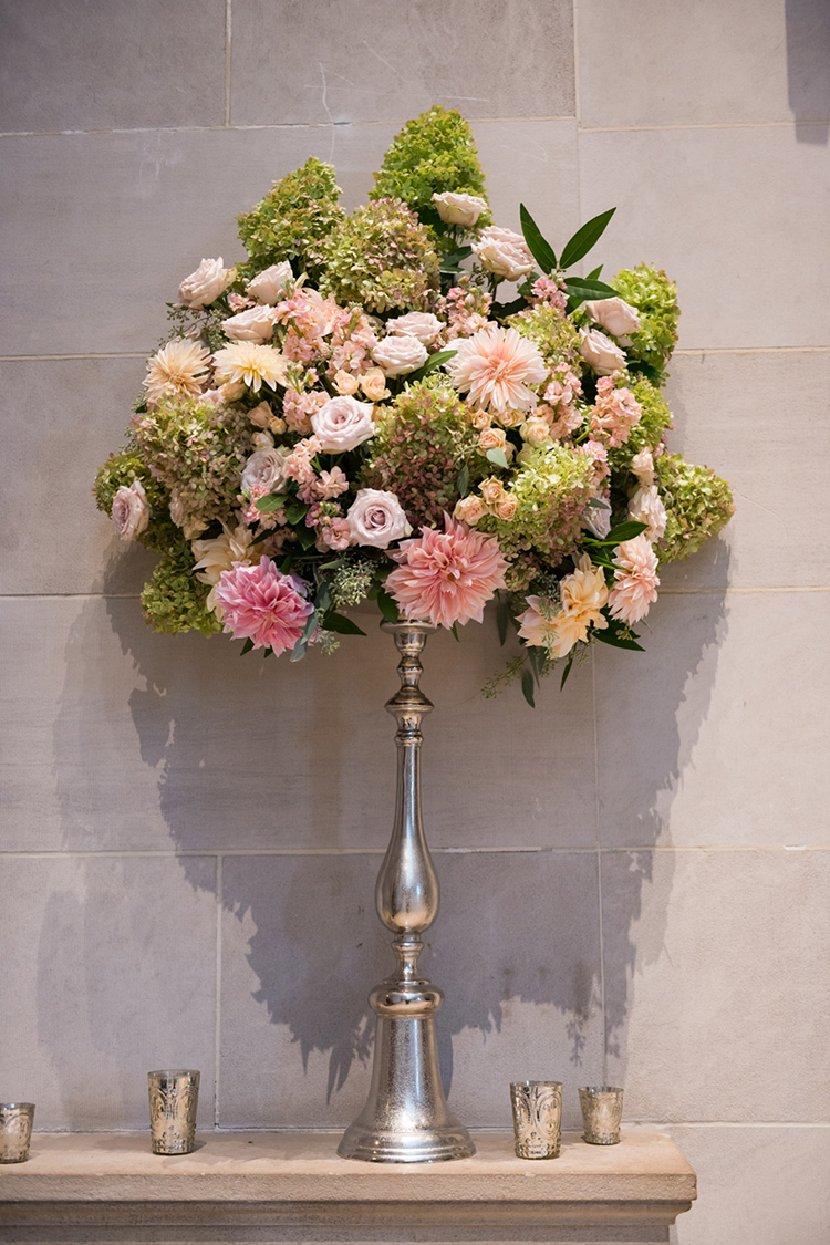 Wedding at The Dayton Art Institute, Dayton, Ohio. Flowers by Floral Verde LLC. Photo by Maxim Photo Studio.