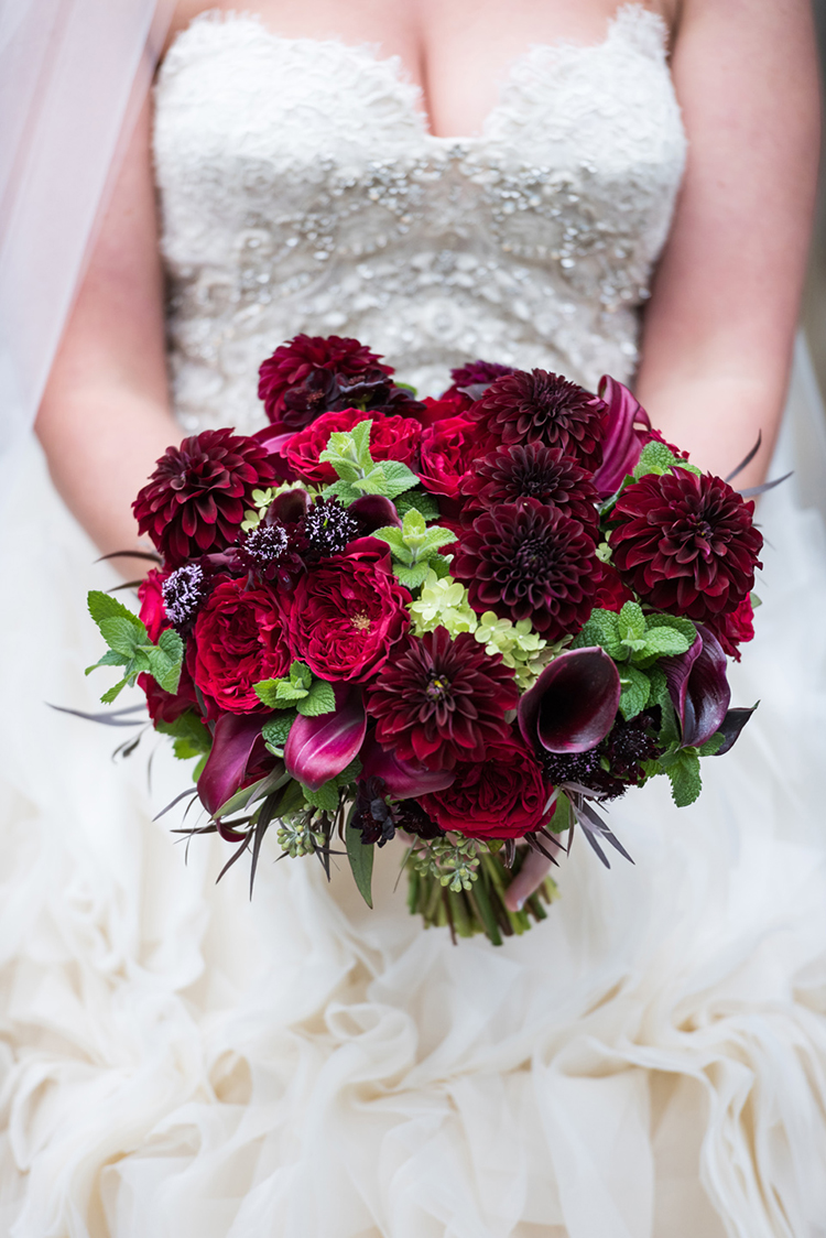 Wedding at The Dayton Art Institute, Dayton, Ohio. Flowers by Floral Verde LLC. Photo by Maxim Photo Studio.