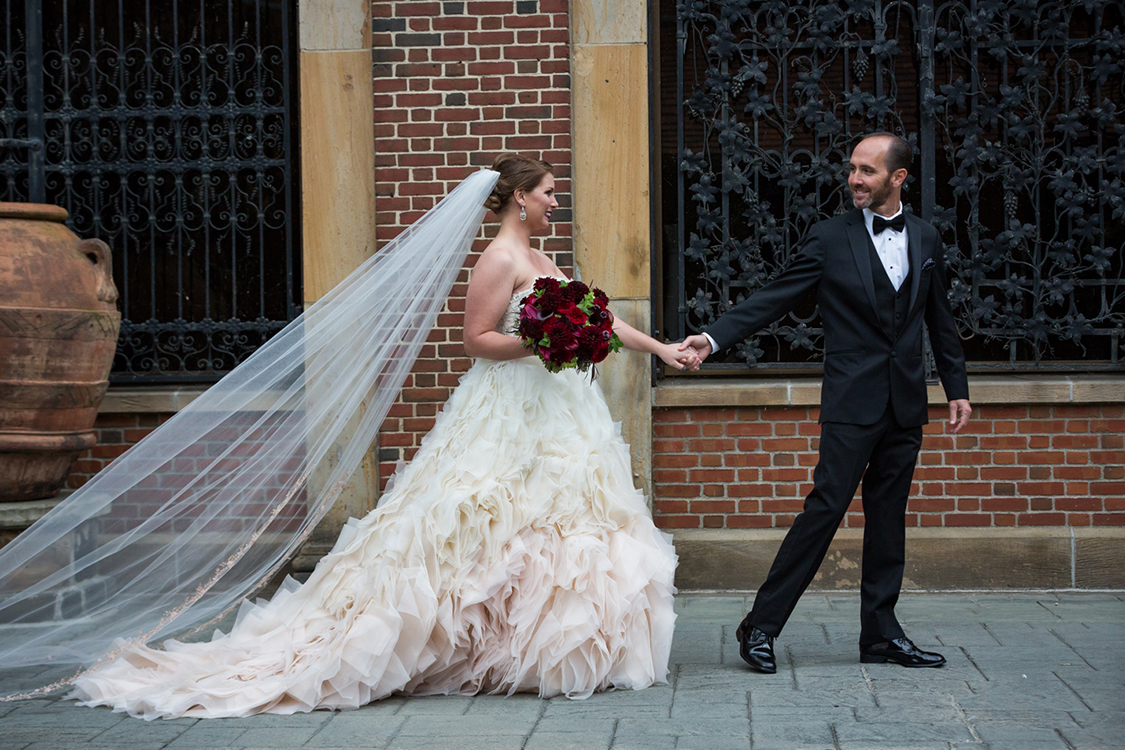 Wedding at The Dayton Art Institute, Dayton, Ohio. Flowers by Floral Verde LLC. Photo by Maxim Photo Studio.