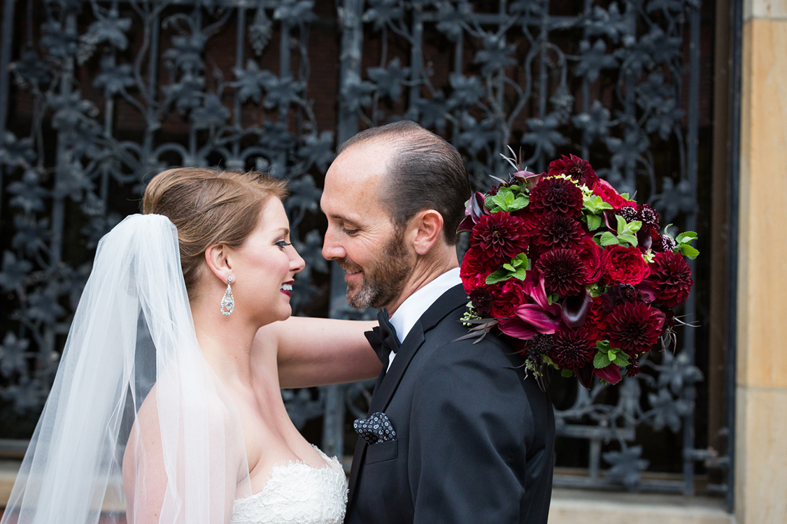 Wedding at The Dayton Art Institute, Dayton, Ohio. Flowers by Floral Verde LLC. Photo by Maxim Photo Studio.