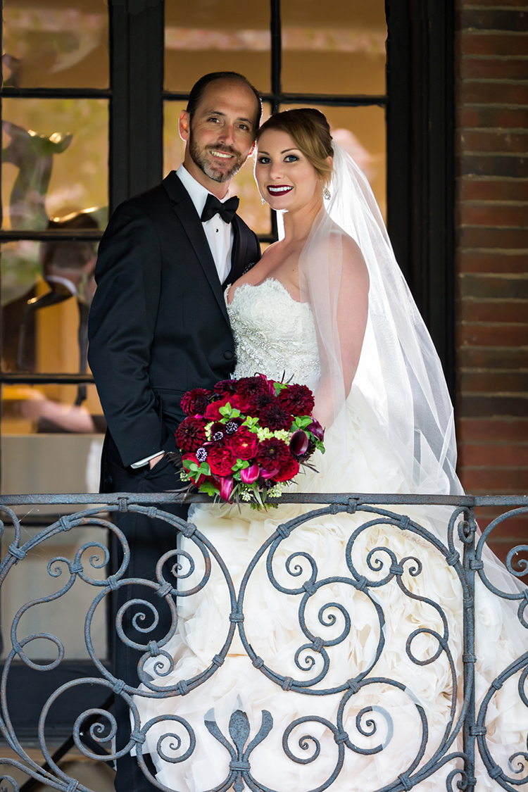 Wedding at The Dayton Art Institute, Dayton, Ohio. Flowers by Floral Verde LLC. Photo by Maxim Photo Studio.