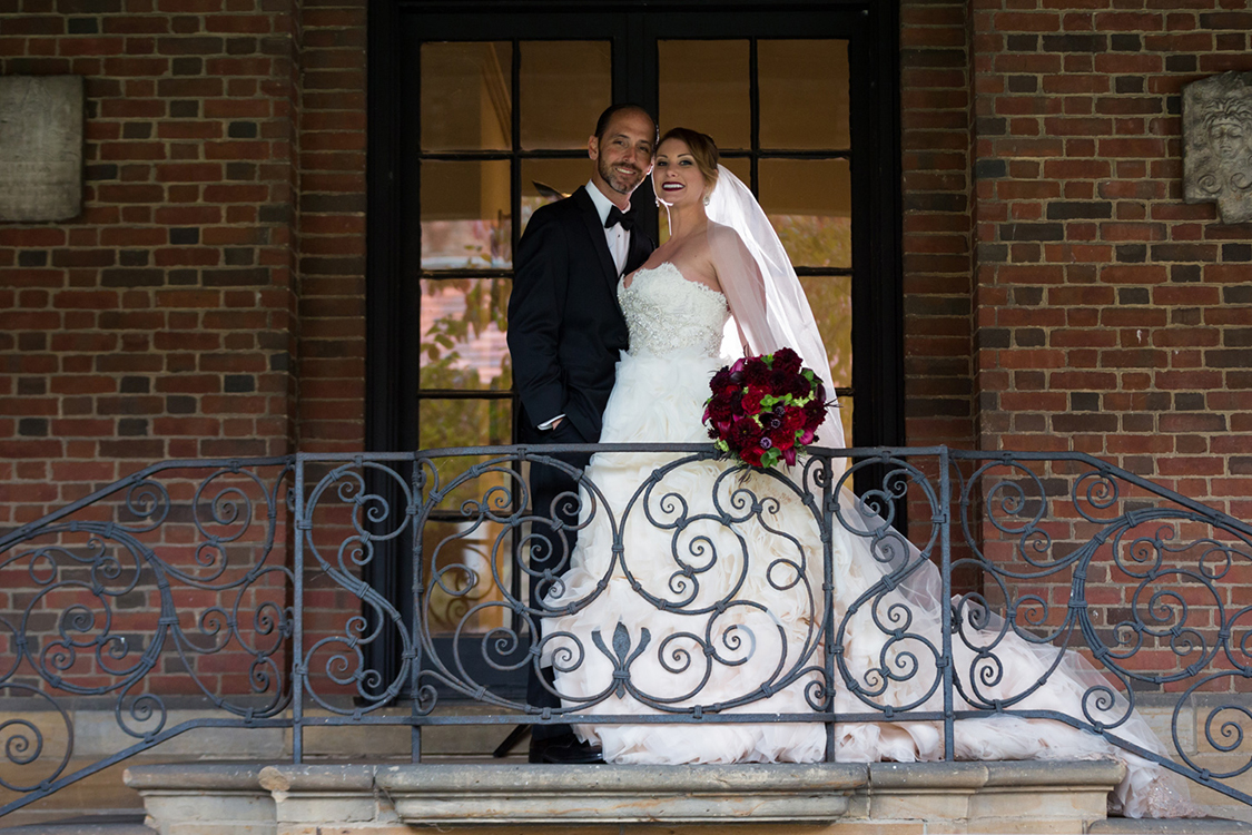 Wedding at The Dayton Art Institute, Dayton, Ohio. Flowers by Floral Verde LLC. Photo by Maxim Photo Studio.