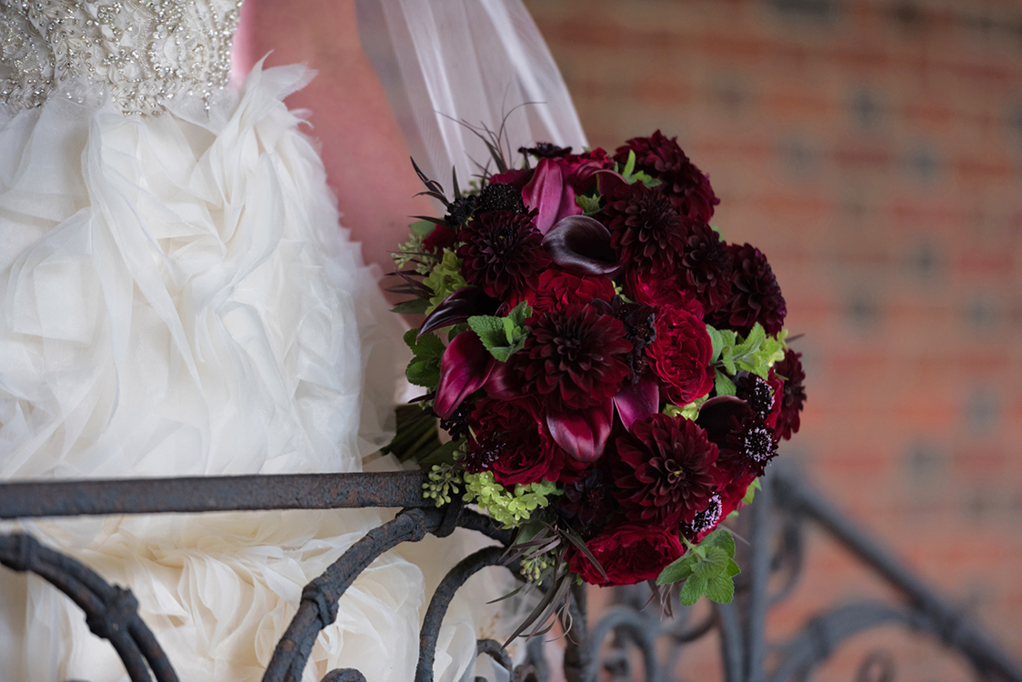 Wedding at The Dayton Art Institute, Dayton, Ohio. Flowers by Floral Verde LLC. Photo by Maxim Photo Studio.