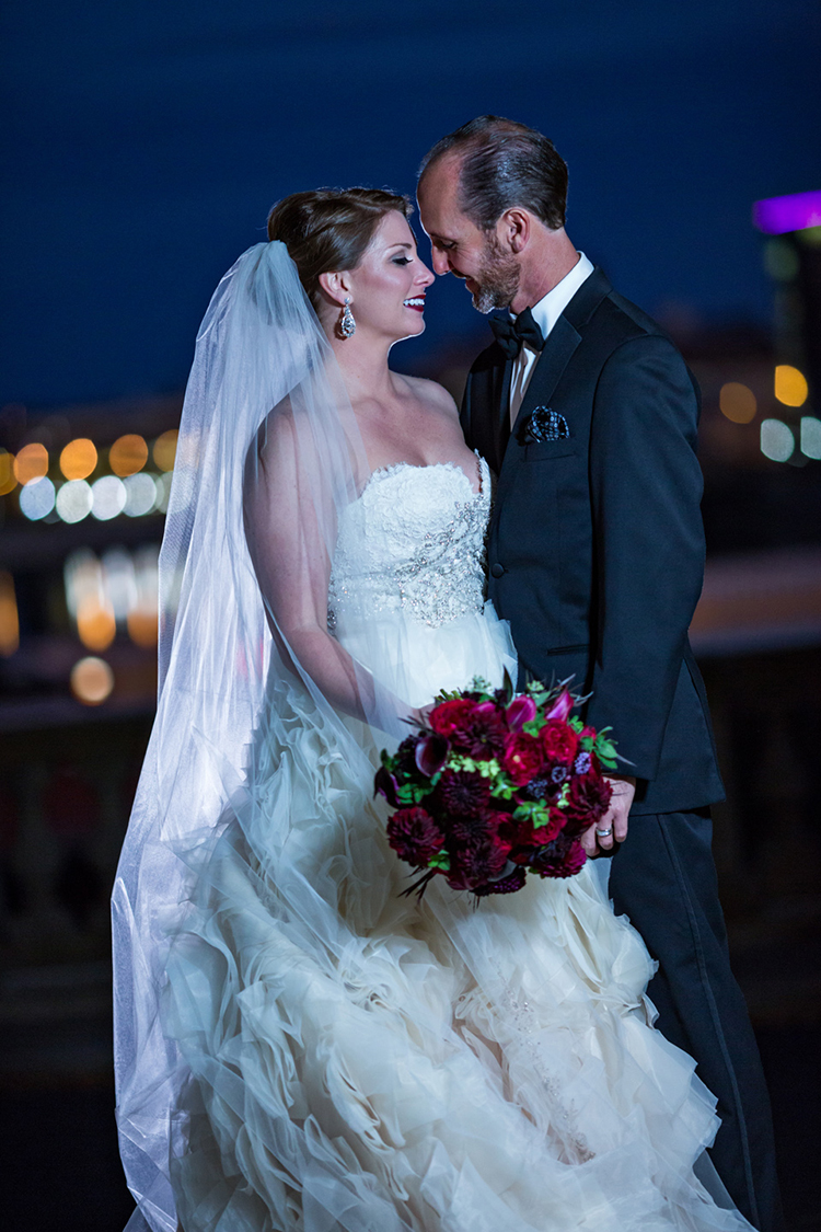 Wedding at The Dayton Art Institute, Dayton, Ohio. Flowers by Floral Verde LLC. Photo by Maxim Photo Studio.