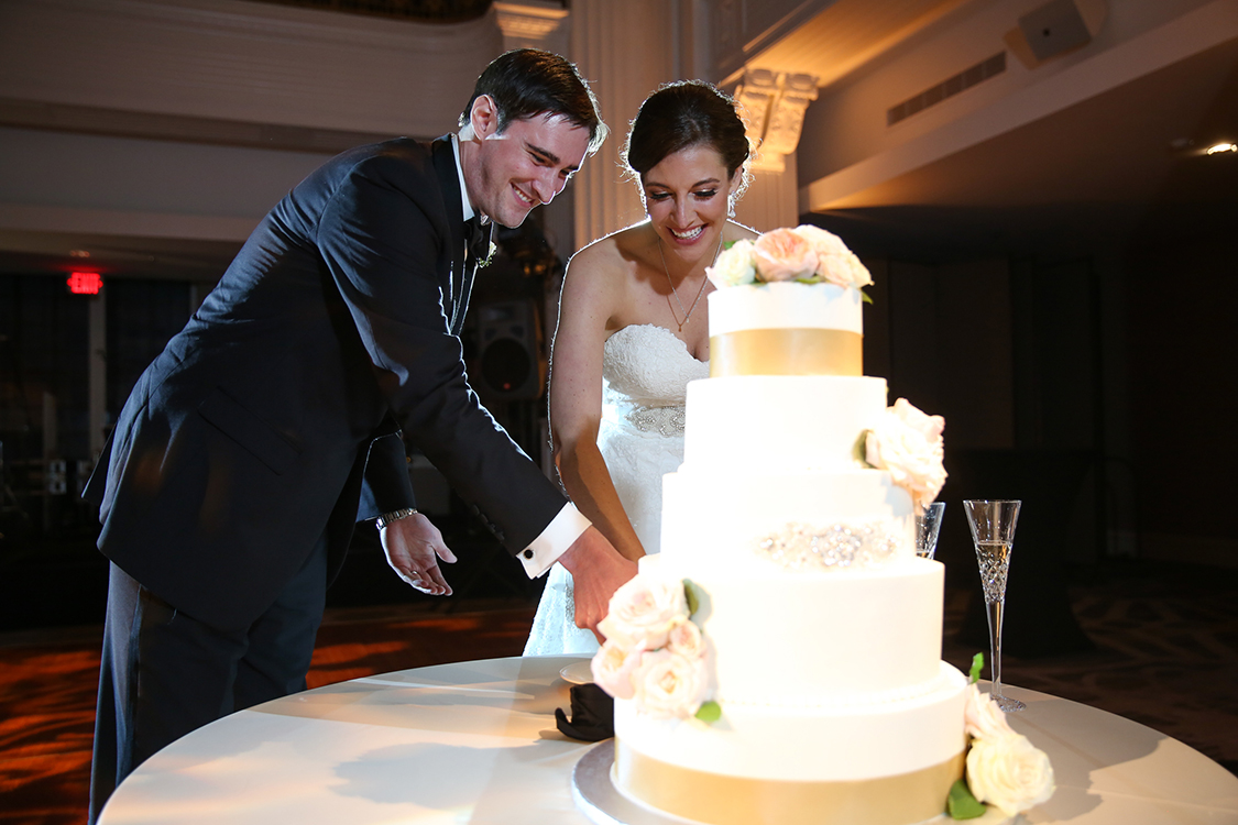 Wedding Reception at The Renaissance, Cincinnati, Ohio. Flowers by Floral Verde LLC. Photo by Sherri Barber.