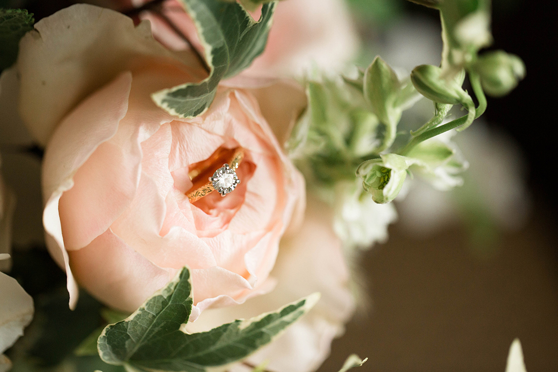 Wedding Ceremony at Ivy Hills Country Club in Cincinnati, Ohio. Flowers by Floral Verde. Photo by Leah Barry Photography.