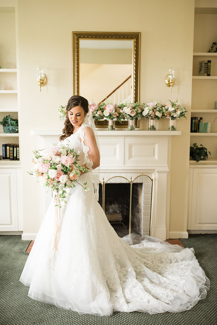 Wedding Ceremony at Ivy Hills Country Club in Cincinnati, Ohio. Flowers by Floral Verde. Photo by Leah Barry Photography.