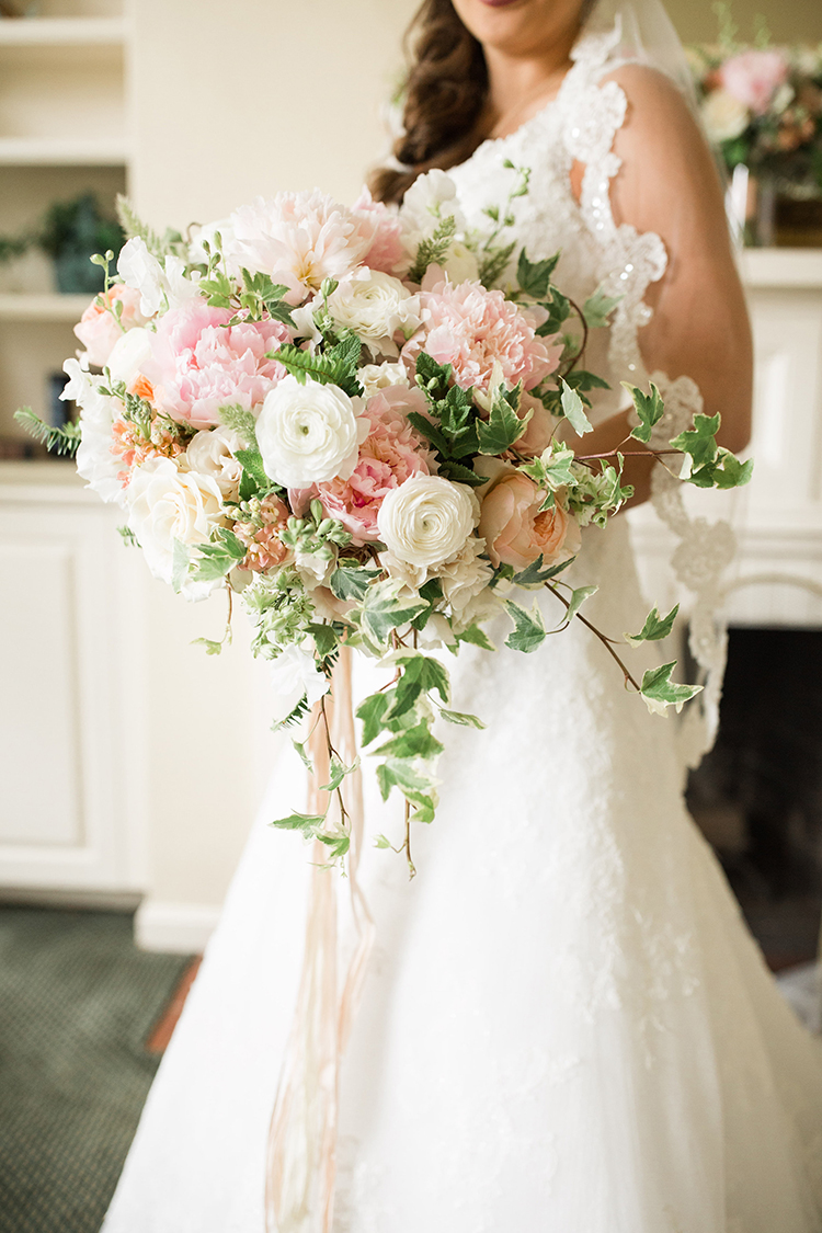 Wedding Ceremony at Ivy Hills Country Club in Cincinnati, Ohio. Flowers by Floral Verde. Photo by Leah Barry Photography.