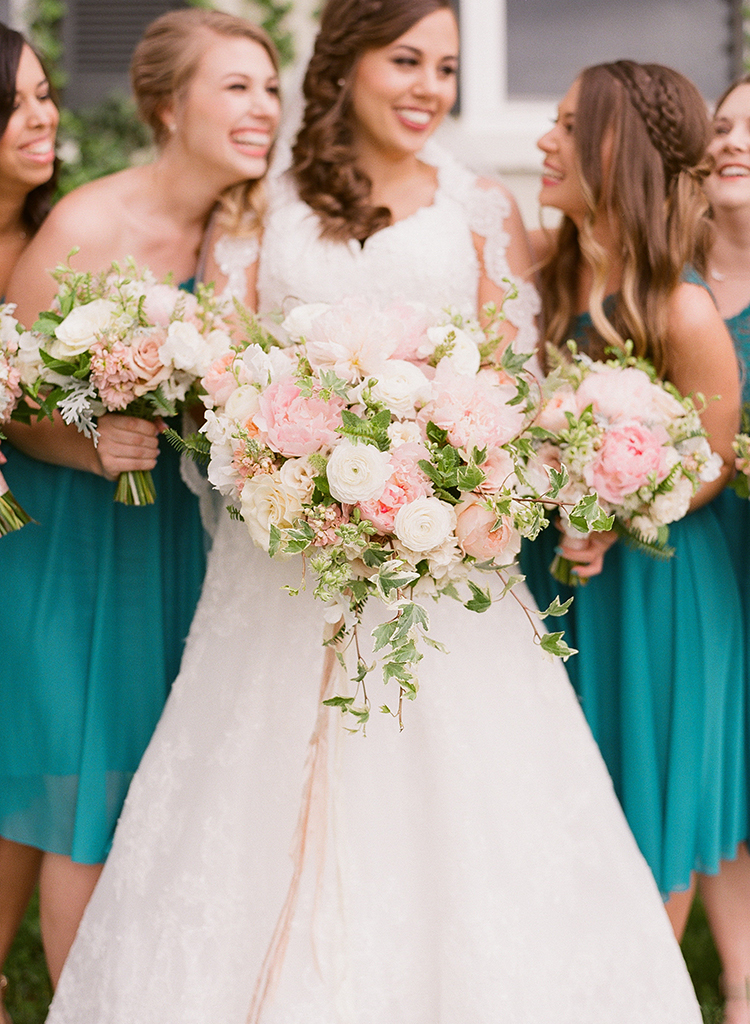 Wedding Ceremony at Ivy Hills Country Club in Cincinnati, Ohio. Flowers by Floral Verde. Photo by Leah Barry Photography.