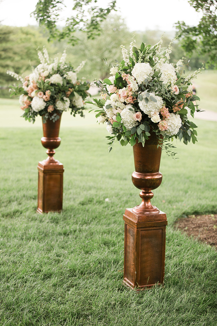 Wedding Ceremony at Ivy Hills Country Club in Cincinnati, Ohio. Flowers by Floral Verde. Photo by Leah Barry Photography.