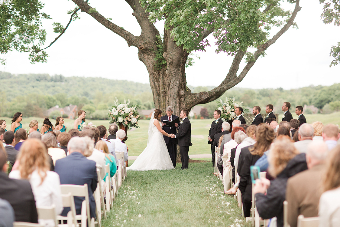Wedding Ceremony at Ivy Hills Country Club in Cincinnati, Ohio. Flowers by Floral Verde. Photo by Leah Barry Photography.