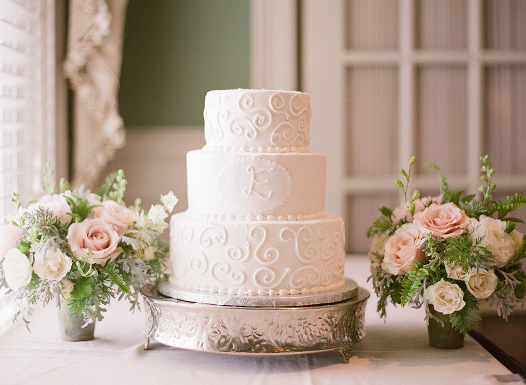 Wedding Reception at Ivy Hills Country Club Cincinnati, Ohio. Flowers by Floral Verde. Photo by Leah Barry Photography.